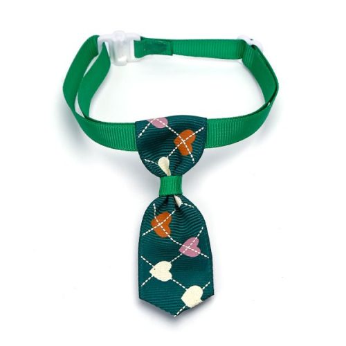 Zöld alapon szívecske mintás kutyanyakkendő